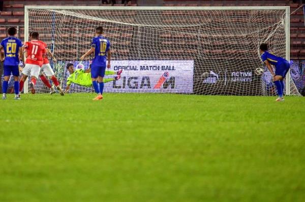 马来西亚杯:在四分之一决赛首回合比赛中，莫拉莱斯的点球让吉隆坡城1-0战胜斯里彭亨