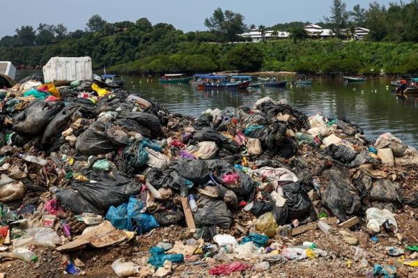 未收集的垃圾堆积在热当岛，散发出难以忍受的恶臭