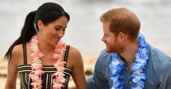 梅根·马克尔身着价值5400英镑的沙滩裙与哈里王子在加勒比海浪漫度假