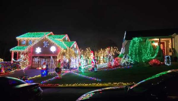 视频:一名男子用圣诞彩灯装饰自己的房子和邻居的院子他花了好几个月才准备好