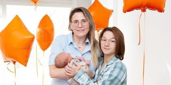 欧洲首对同性伴侣生下两人共同孕育的孩子