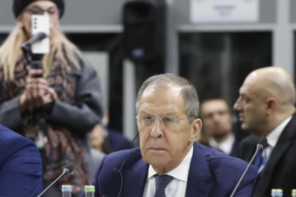 俄罗斯外交部长在安全会议上面对西方批评，并在演讲后离场