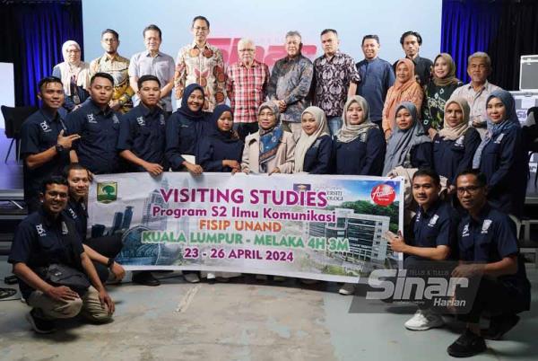 The Universitas Andalas delegation capturing memories with Karangkraf personnel. SINAR HARIAN/ROSLI TALIB