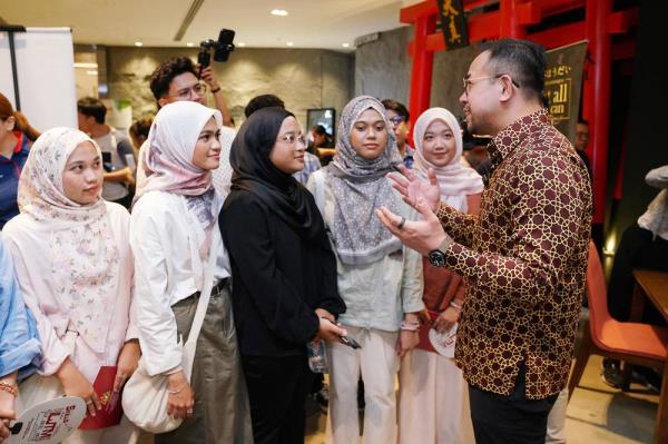 Human Resources Minister, Steven Sim (right), chatting with a group of students from USM at the Kesuma Green Skills and Green Job Fair at a shopping centre in Kuala Lumpur on Thursday. PHOTO: SINAR HARIAN/MOHD HALIM ABDUL WAHID