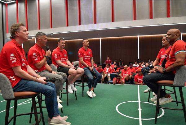 In preparation for this classic clash, stars from both Manchester United and Liverpool Legends teams participated in a lively pre-match talk show. - Photo by Bernama