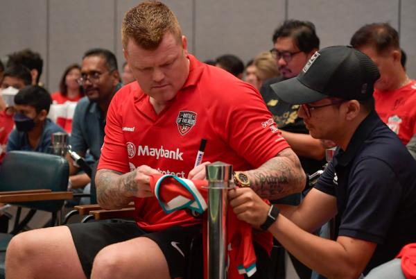 Smiles all around as Riise mingles with fans ahead of the 
