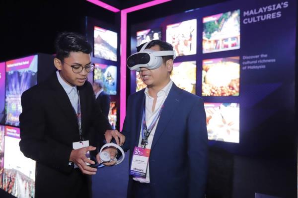 One of the delegates trying out Virtual Reality (VR) at one of the booth during the launch of KL20.