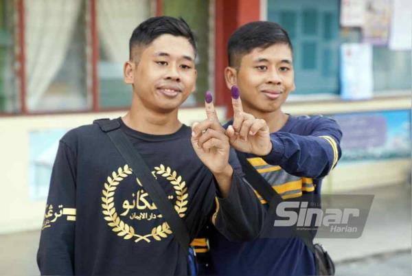有残疾证的双胞胎兄弟兴奋地投票