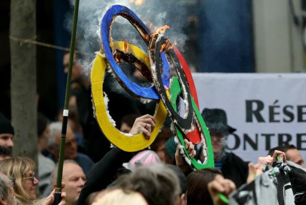 巴黎垃圾收集工在奥运会前几个月罢工