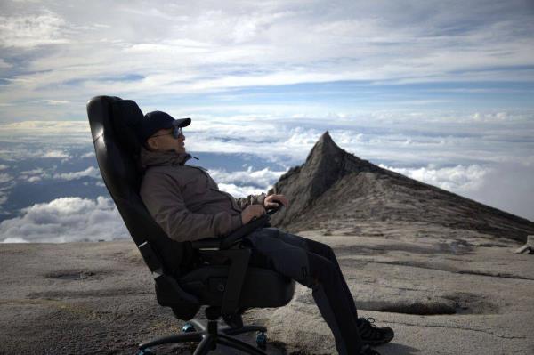峰顶惊喜:徒步旅行者在基纳巴卢山山顶发现按摩椅!