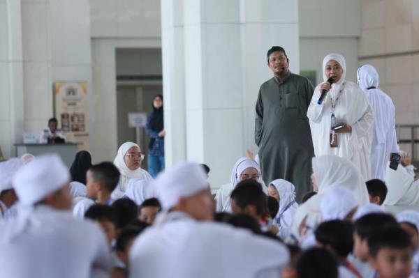 Koolkidz Academy founder Shariffah Asdalina Habib Ahmad (right) and Maahad Habibullah Al Hafiz religious school principal Mohammad Sabri Mohd Noor (left) recapping the lessons learned with the students during the 